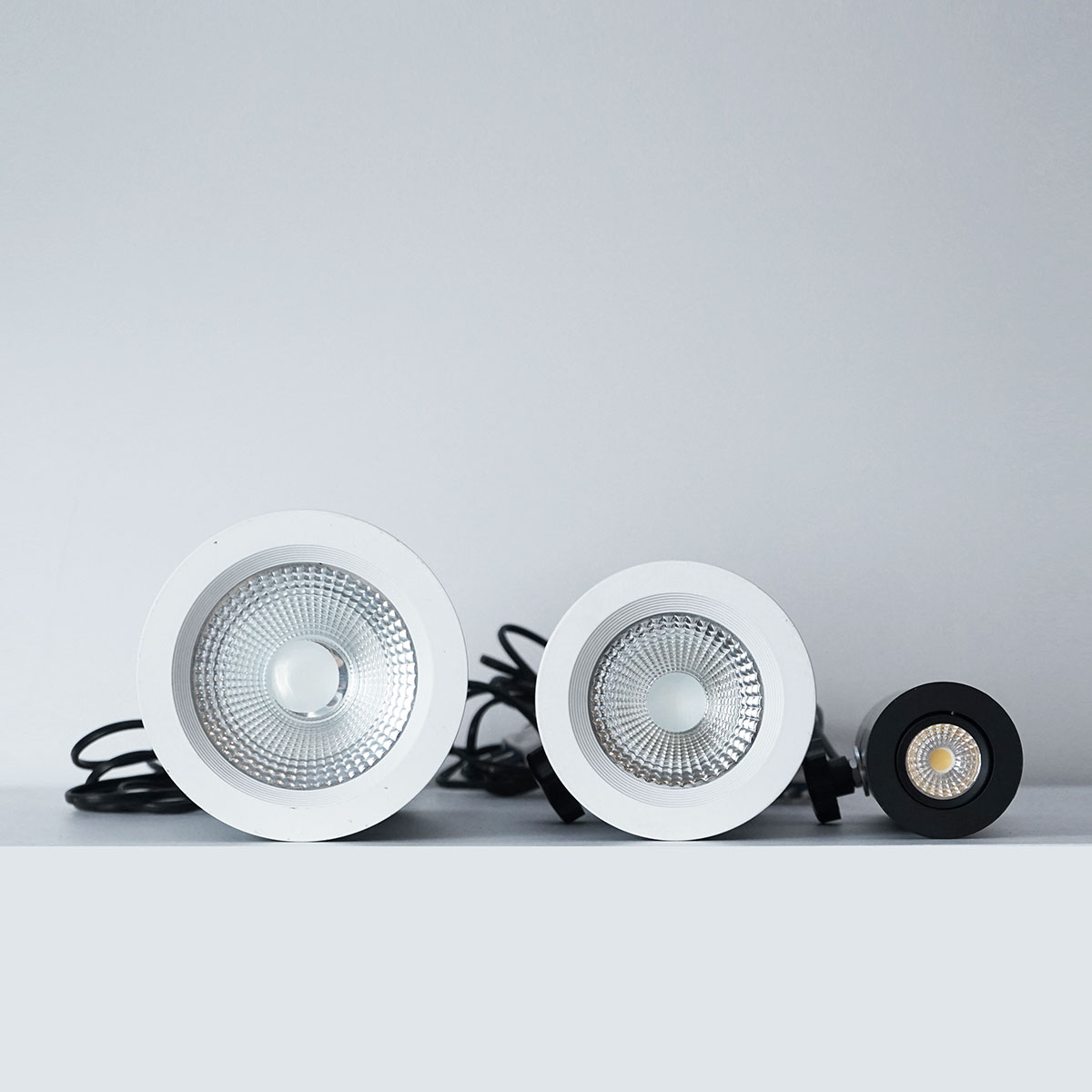 Stand d’exposition avec étagères et niches d’exposition