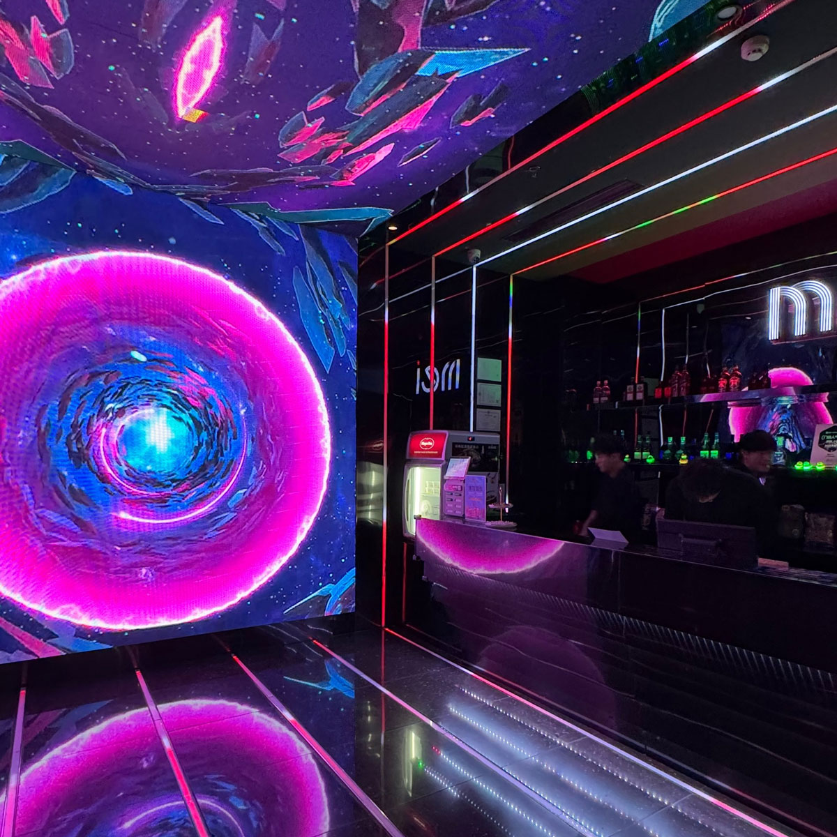 Stand d’exposition avec étagères et niches d’exposition