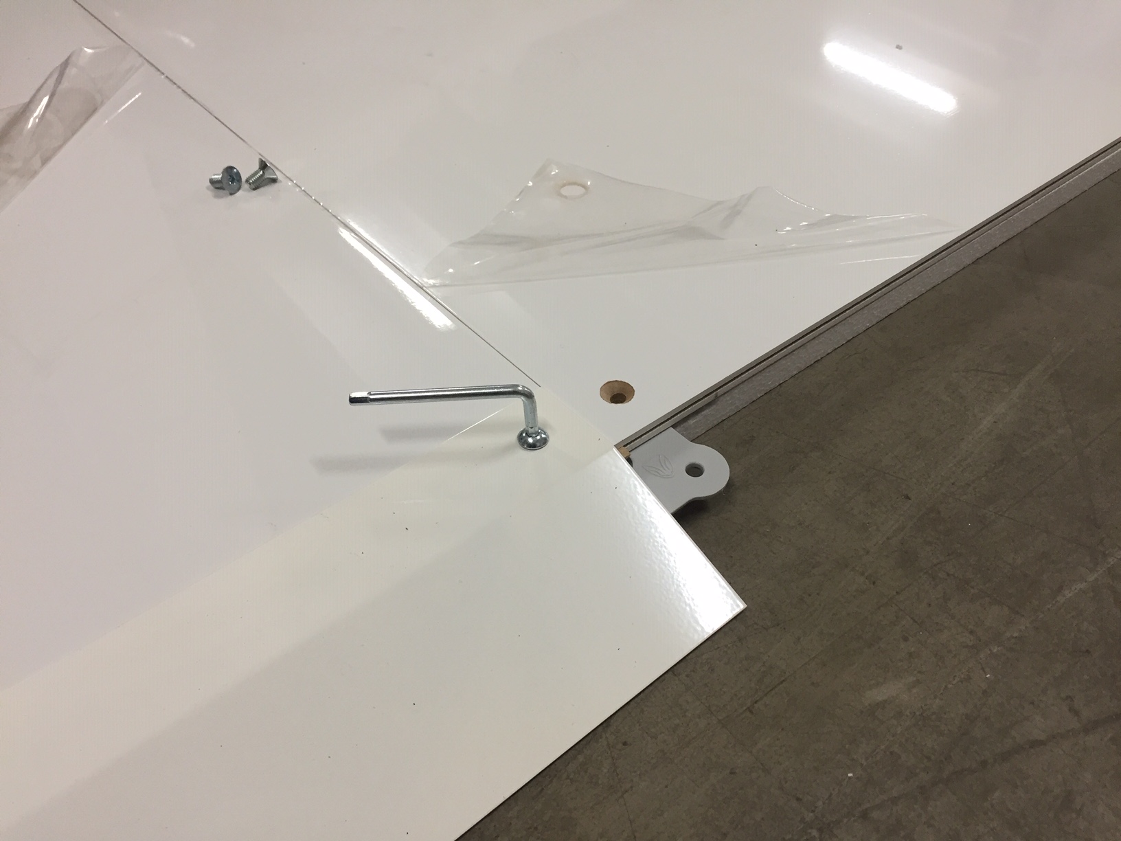 Stand d’exposition avec étagères et niches d’exposition