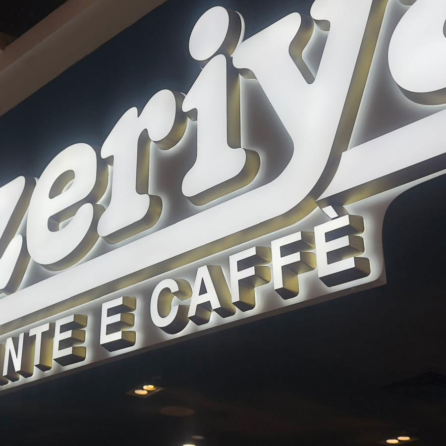 Stand d’exposition avec étagères et niches d’exposition