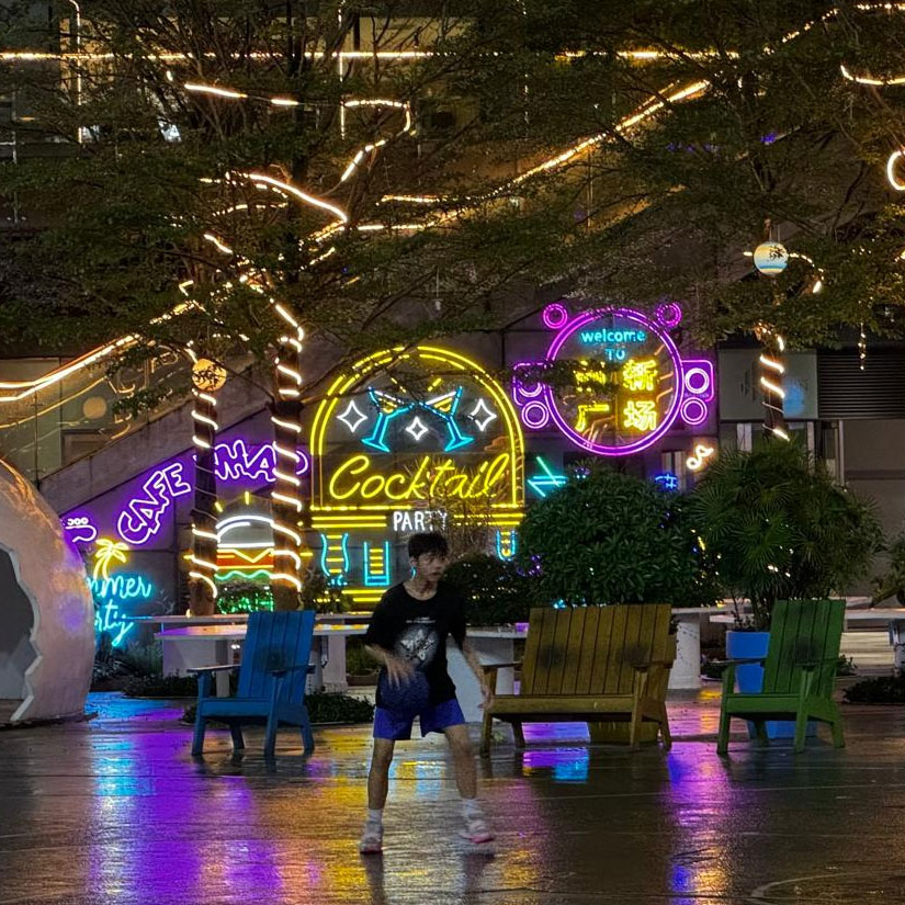 Stand d’exposition avec étagères et niches d’exposition