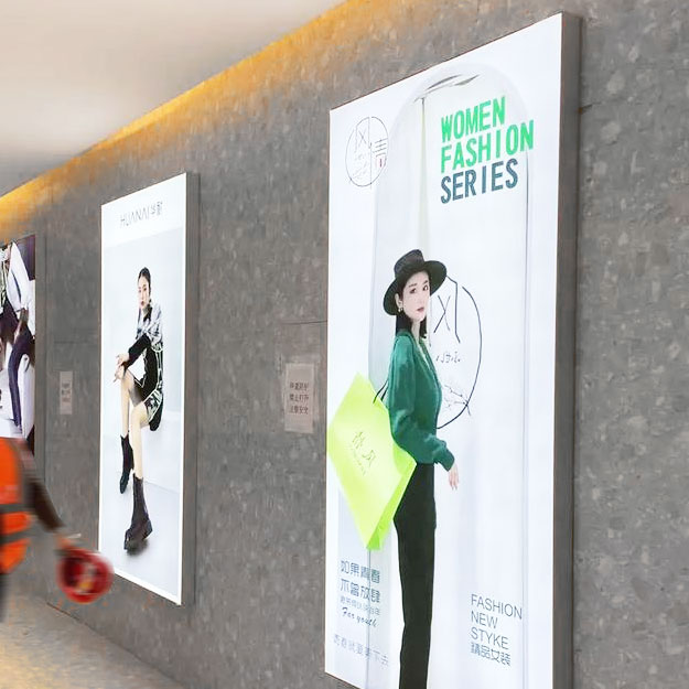 Stand d’exposition avec étagères et niches d’exposition