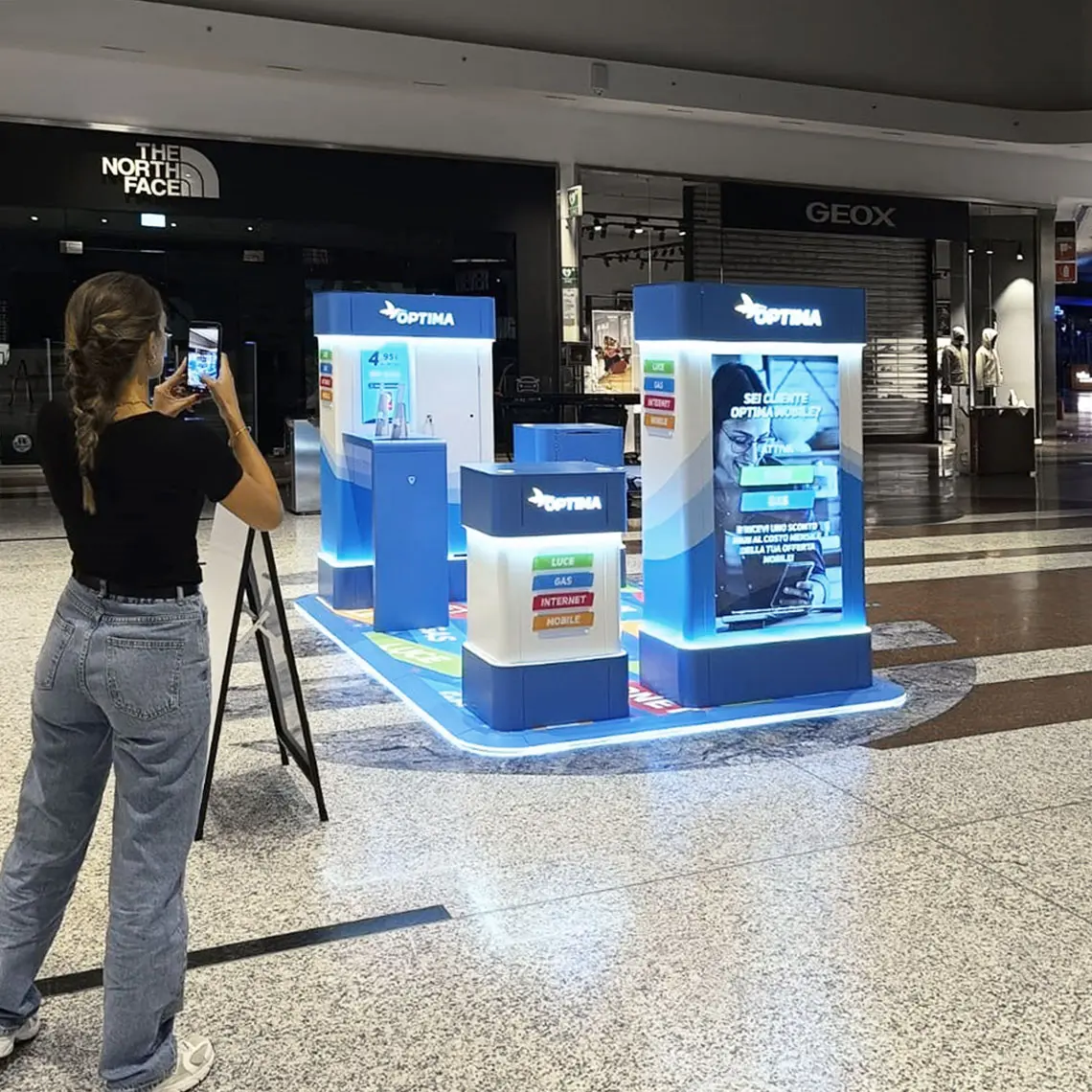 optima3 stand dans un centre commercial à Milan